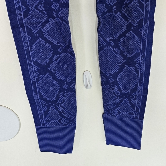 EUC Lululemon Ebb To Street Snake Print Leggings Sapphire Blue Size 4 - Picture 6 of 16